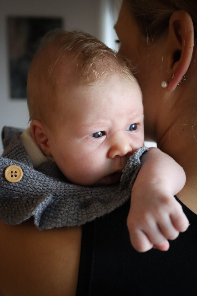 Baby Fotoshooting - Foto eines Baby Mädchens auf dem Arm der Mutter Foto eines Baby Mädchens auf dem Arm der Mutter