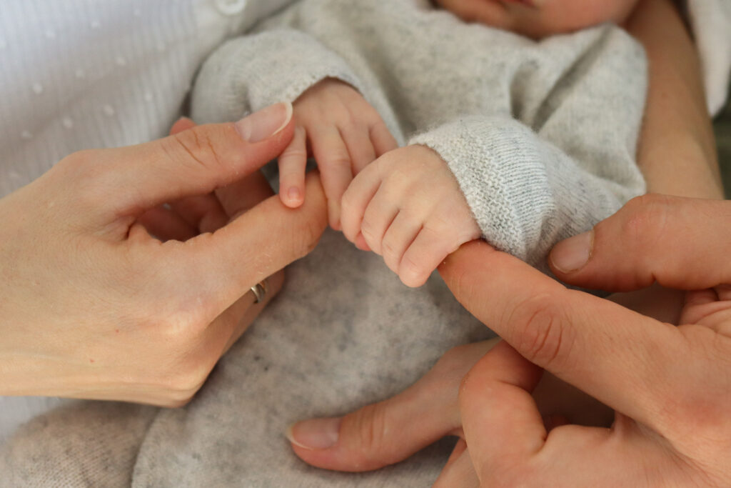 Baby Fotoshooting - Foto von den Händen des Babys, der Mutter und des Vaters Foto von den Händen des Babys, der Mutter und des Vaters