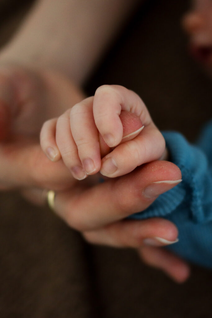 Baby-Fotoshooting-3 Foto Baby hält Finger der Mutter fest