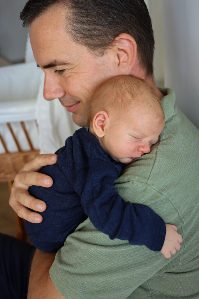 Baby Fotoshooting - Vater mit Baby auf dem Arm Vater mit Baby auf dem Arm