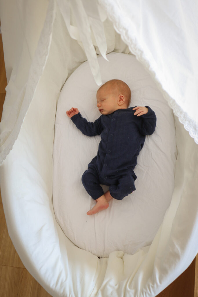 Baby Fotoshooting - Foto eines Babys im Stubenwagen Foto eines Babys im Stubenwagen