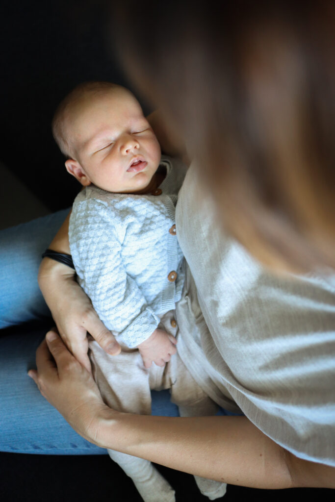 Baby Fotoshooting - Foto eines Babys auf dem Arm der Mutter Foto eines Babys auf dem Arm der Mutter