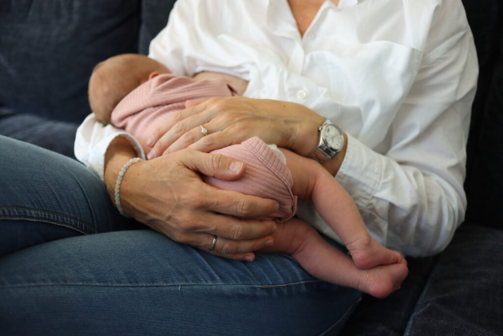 Neugeborenen Shooting Muenchen - Mutter beim Stillen Mutter beim Stillen
