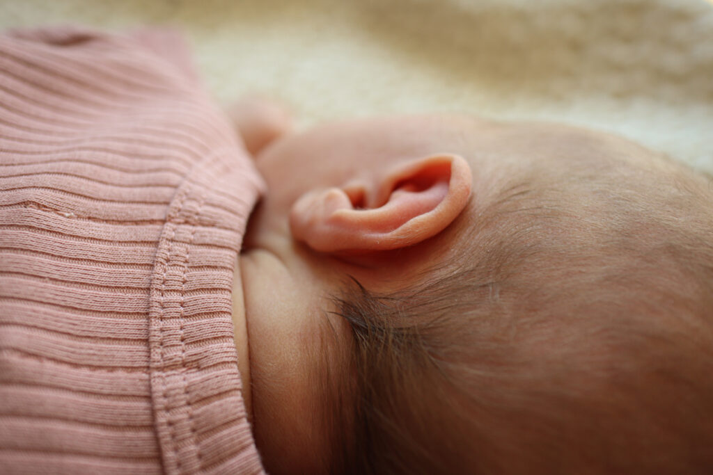 Neugeborenen Shooting Muenchen - seitliche Ansicht eines Babys Seitliche Ansicht eines Babys